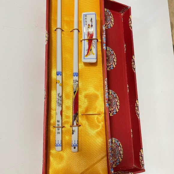 Porcelain Sushi Chopstick and Rest - Picture 4 of 5